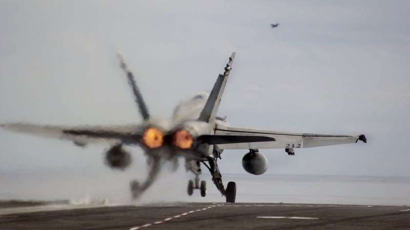 Американские военные сбили свой истребитель, атаковавший хуситов
