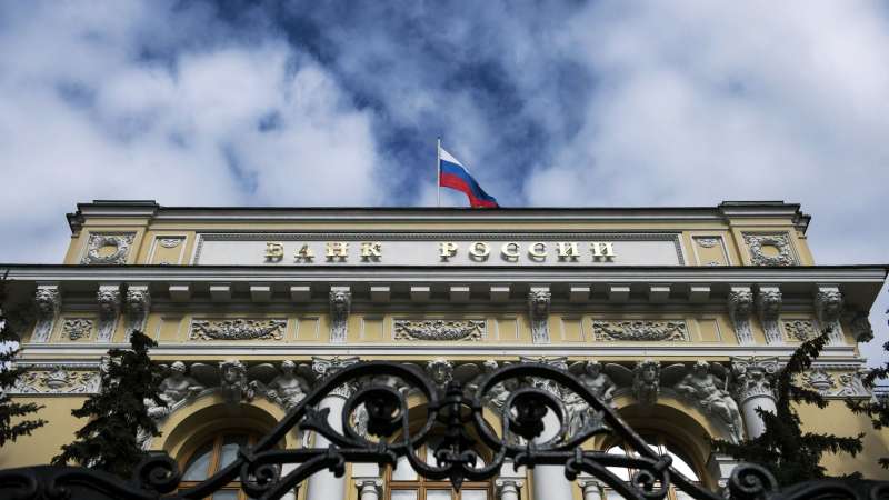 ЦБ объяснил, почему массовая раздача денег не делает людей богаче