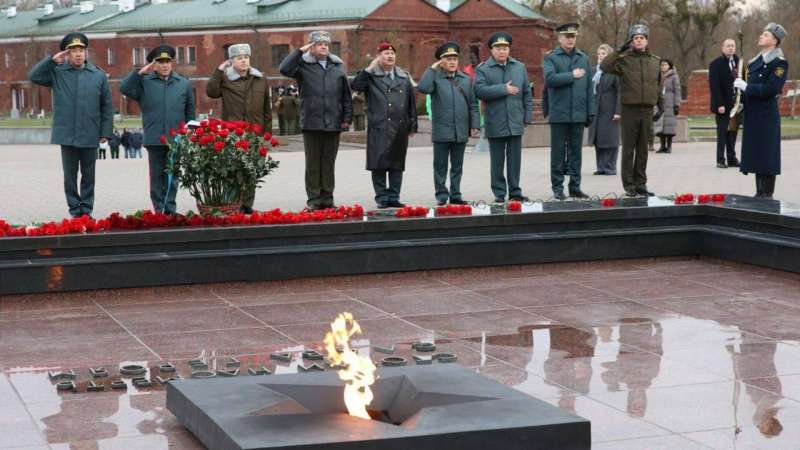 Память жертв Великой Отечественной почтили начальники Генштабов ВС Казахстана и Беларуси