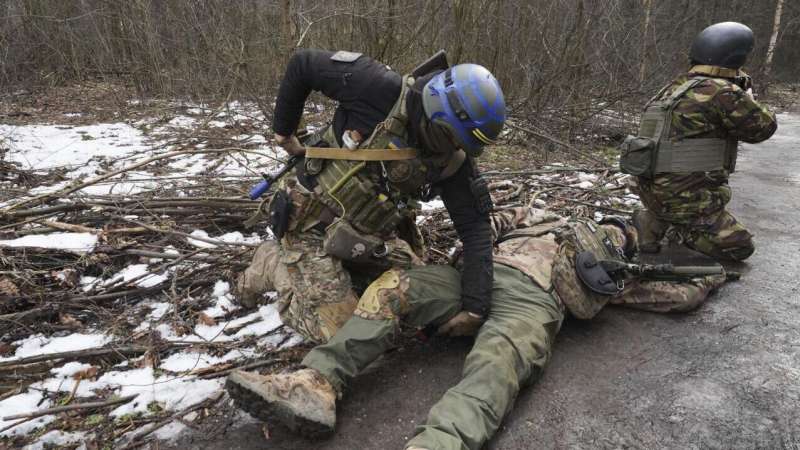 Пьяные украинские военные стреляли друг в друга, рассказал беженец