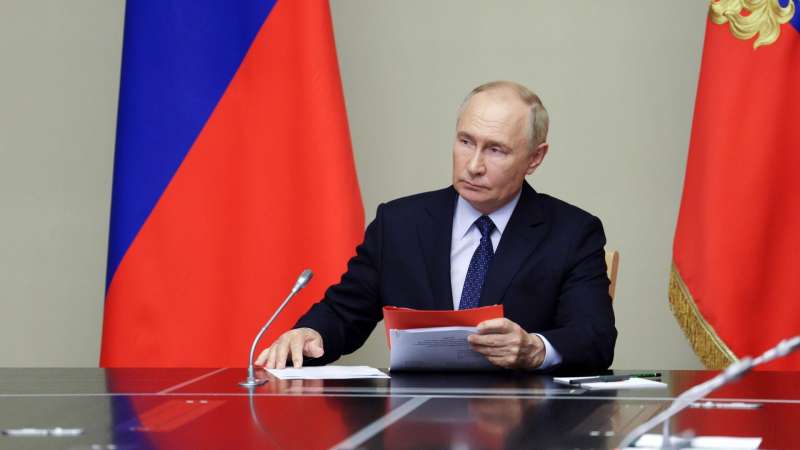 Поставки газа через Украину невозможны в условиях иска Киева, заявил Путин