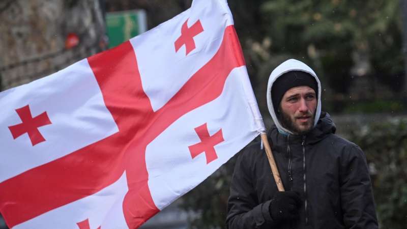Участники акции протеста перекрыли проспект Руставели в Тбилиси