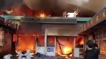 В Китае при пожаре на рынке погибли восемь человек