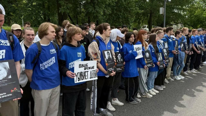 Активисты провели акцию у посольства Великобритании в Москве