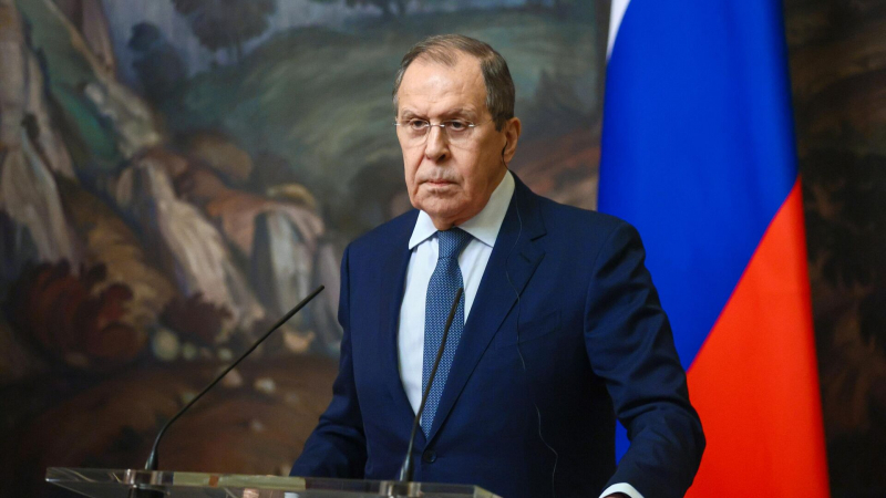 Генсек НАТО наставляет Зеленского, заявил Лавров