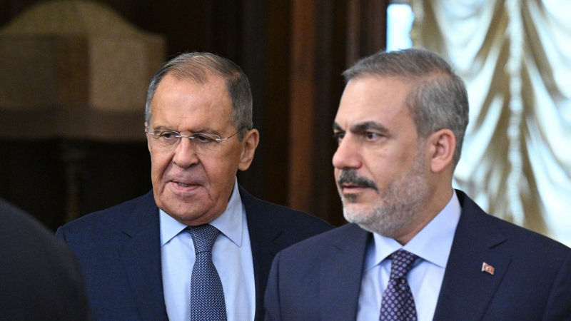 Лавров обсудил украинский кризис с турецким коллегой