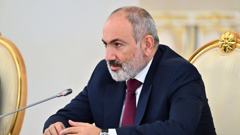 Пашинян осудил сожжение азербайджанского и турецкого флагов в Ереване