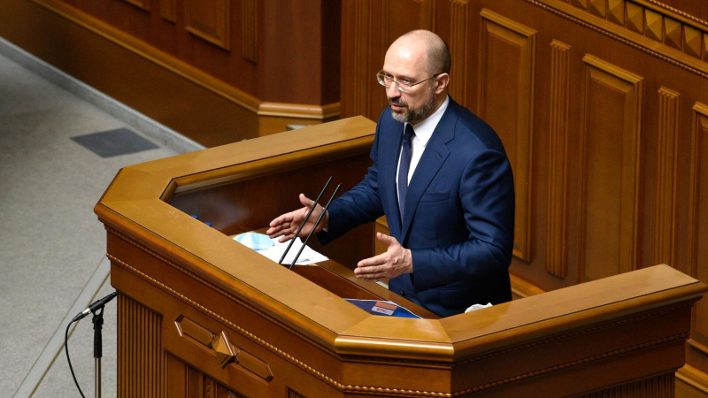 Шмыгаль хотя бы наденет костюм на переговоры, заявил экс-депутат Рады