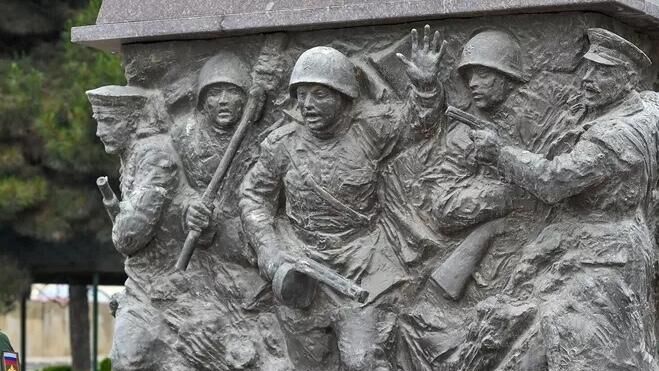В Баку послы стран СНГ возложили цветы к мемориалу воинской славы