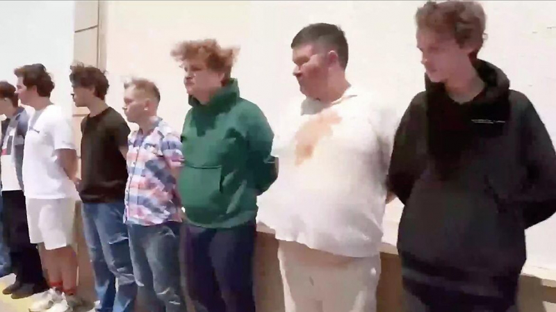 Задержанным в Баку россиянам разрешили встретиться с родными
