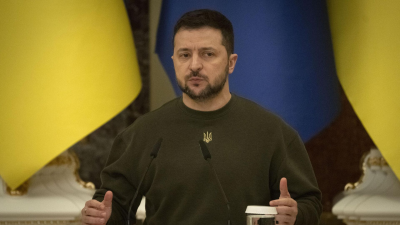 Зеленский продлил военное положение и мобилизацию на Украине
